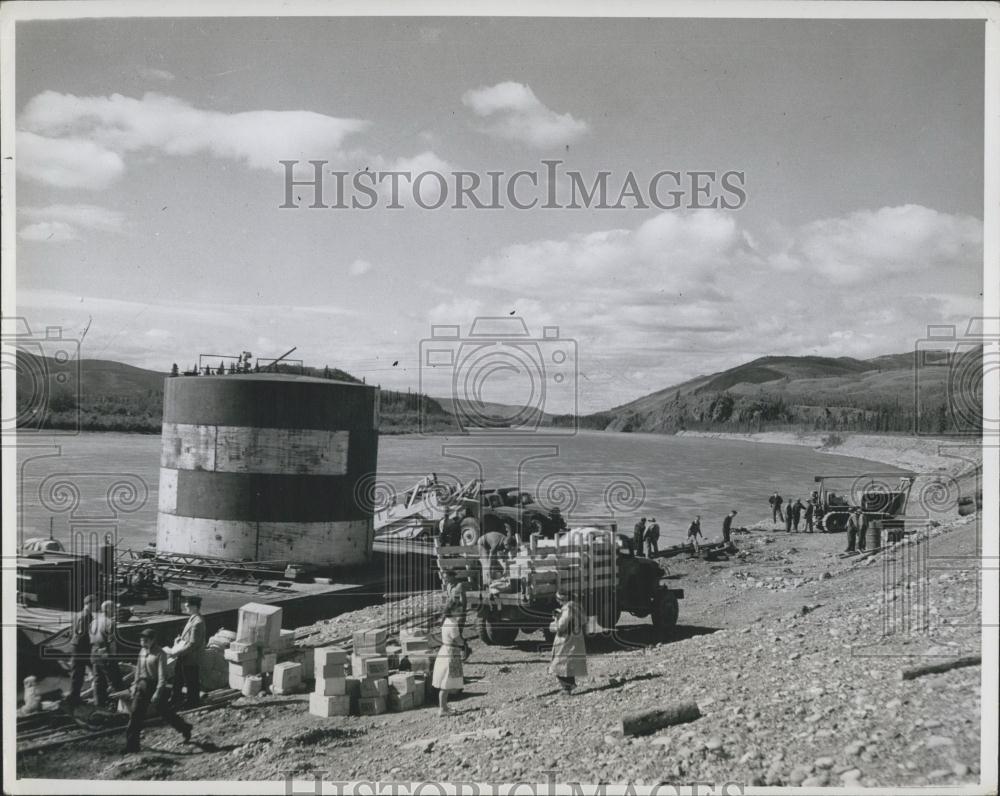Press Photo Yukon District: Freight is unloaded at Minto - Historic Images