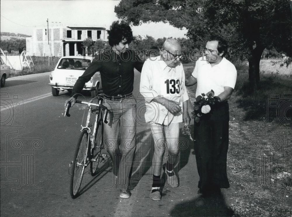 Press Photo Old Man Loses His Pants During Greek Marathon - Historic Images