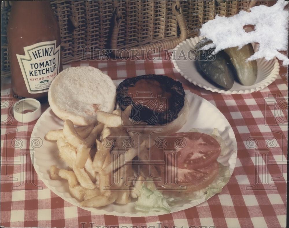 Press Photo Picnic Basket Burger Fries Pickle Heinz Ketchup Tomato Lettuce - Historic Images