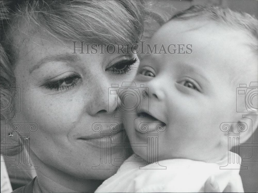 Press Photo Irina Demick and Daughter Marie Emanuelle - Historic Images