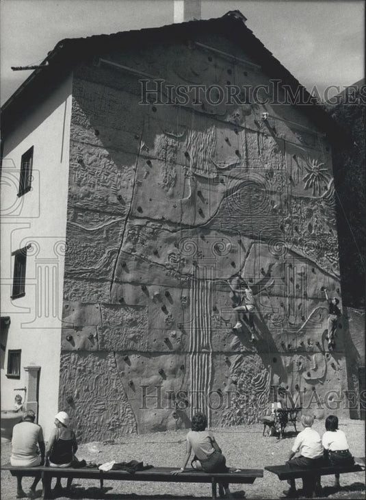 1986 Press Photo People On Climbing Wall Pontresina St Moritz - Historic Images