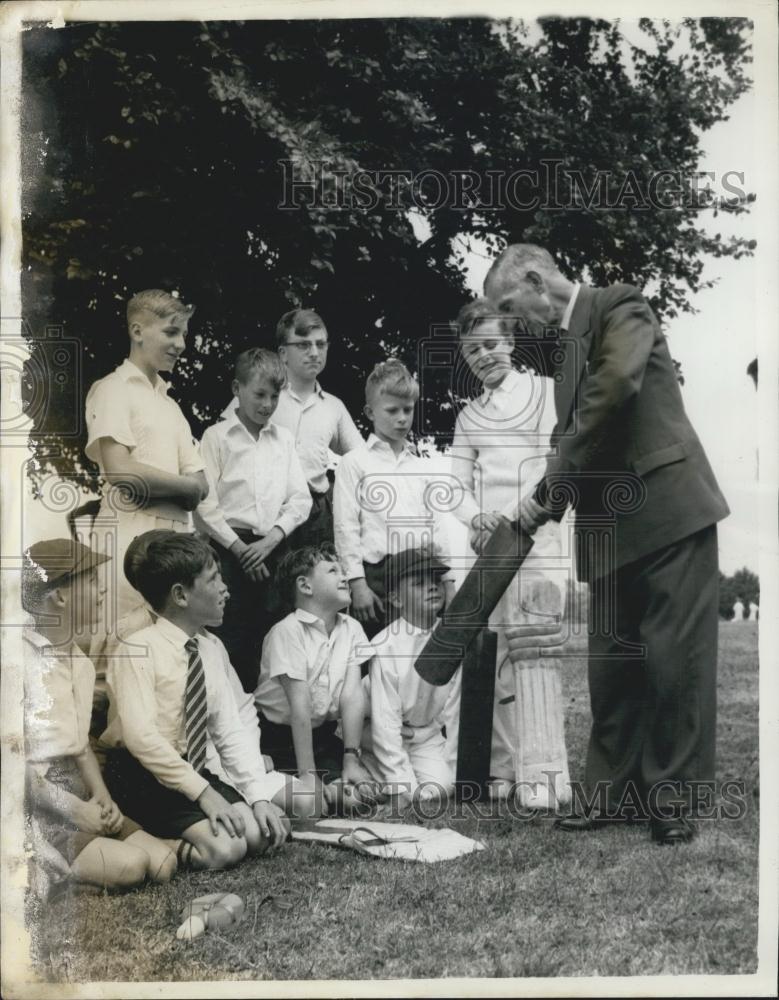 1959 Press Photo Headmaster Teaching Boys Cricket Education Ministry Award - Historic Images