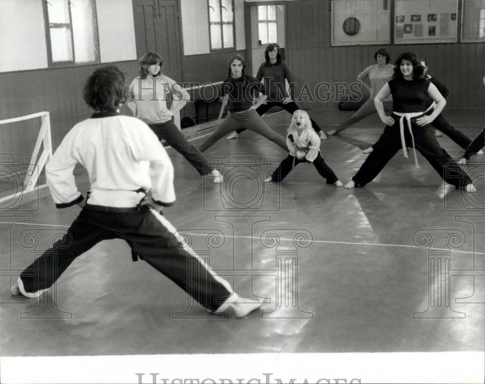 Press Photo Nicola Mitchell in martial arts class - Historic Images