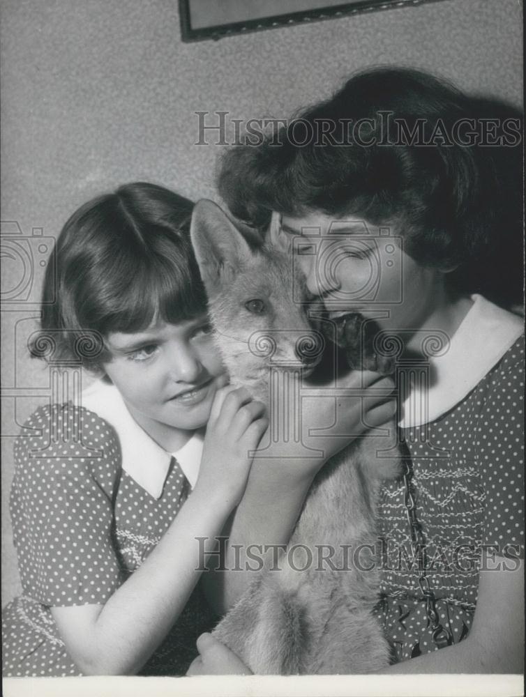 Press Photo of Valerie and Stephanie cuddling Mr. Seymour's fox, Susie - Historic Images