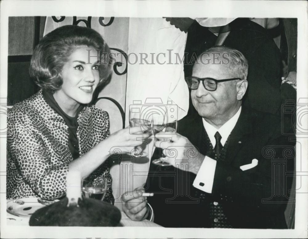 1966 Press Photo Baron James De Roths Theater Usherette.wed in Paris - Historic Images