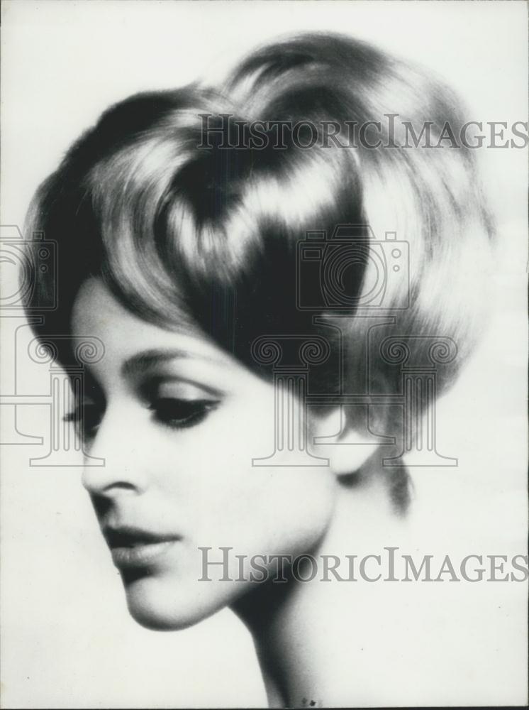 1964 Press Photo Hairstyle By Gabriel Garland, Paris - Historic Images