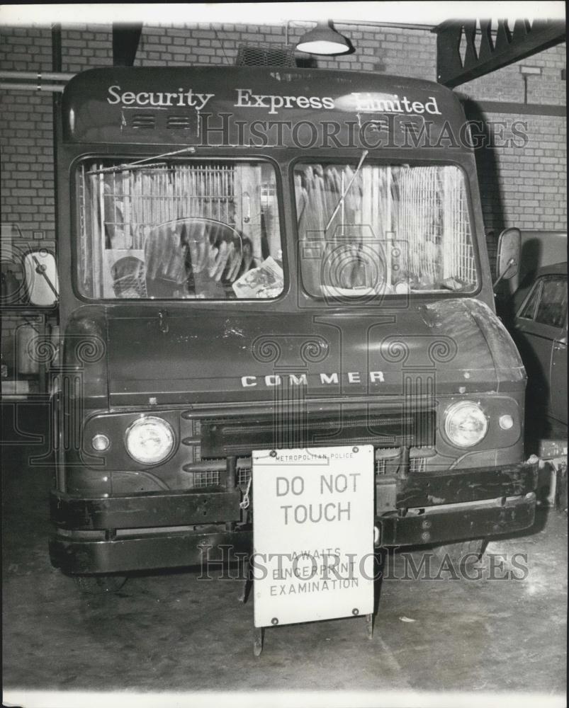 1968 Press Photo Gang Seize Security Express Van With Ã‚Â£120,000 In Cash-Romford - Historic Images