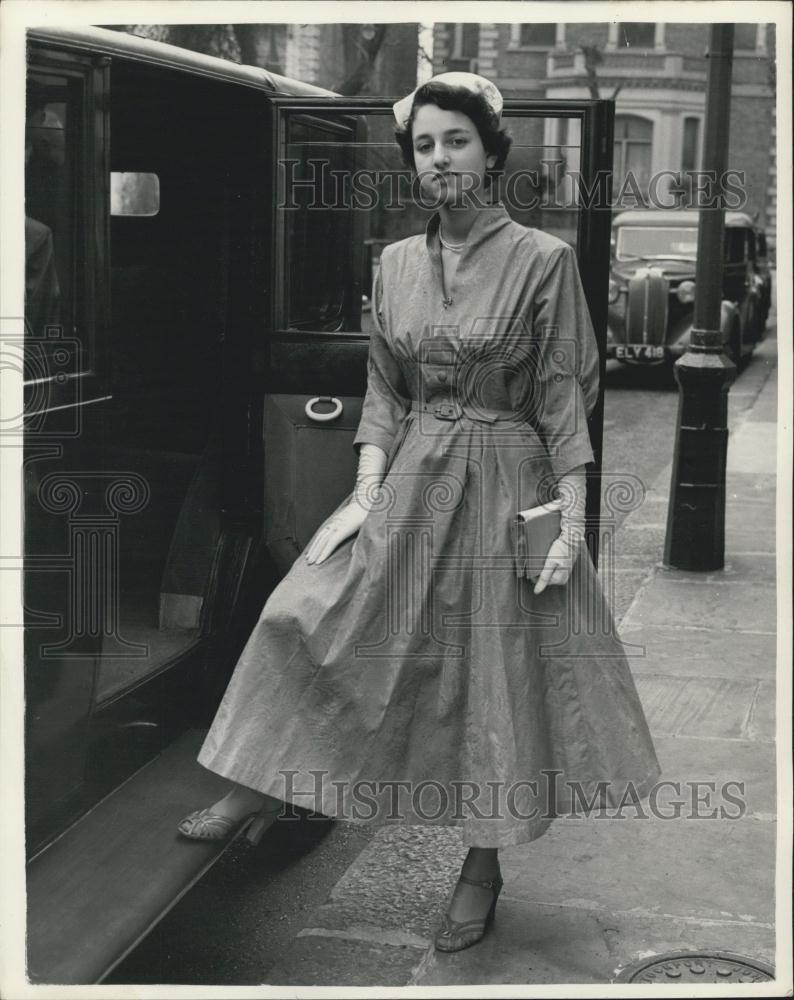 1954 Press Photo Beverley Snyder leaves for the palace after being injured - Historic Images