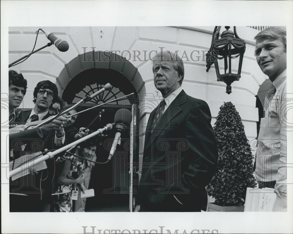 1977 Press Photo President Carter and Press secretary Jody Powell - Historic Images