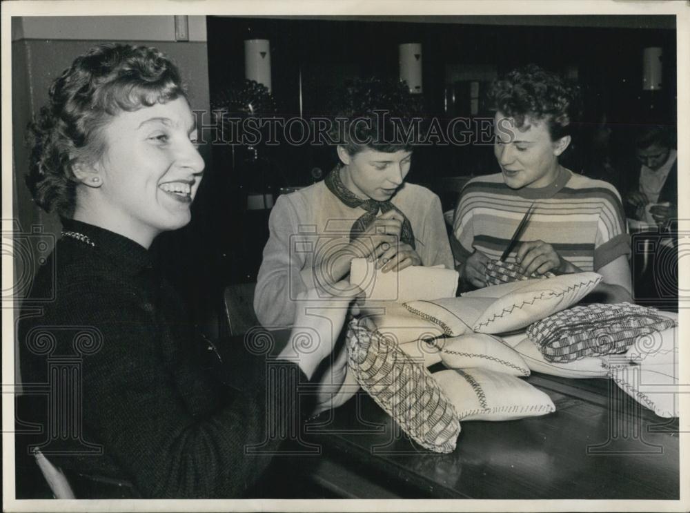 Press Photo East Zone Refugees Camps Berlin Germany Pack Culture Bags Red Cross - Historic Images