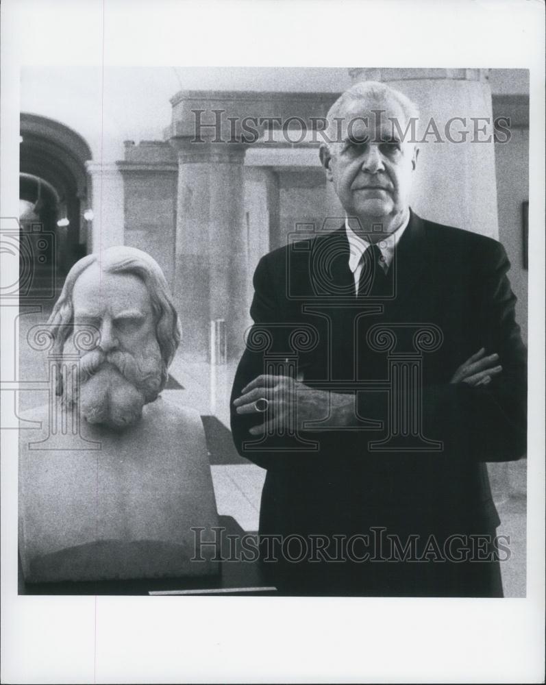 Press Photo national Patriot Gallery&#39;s director Charles Hegel, with marble head - Historic Images