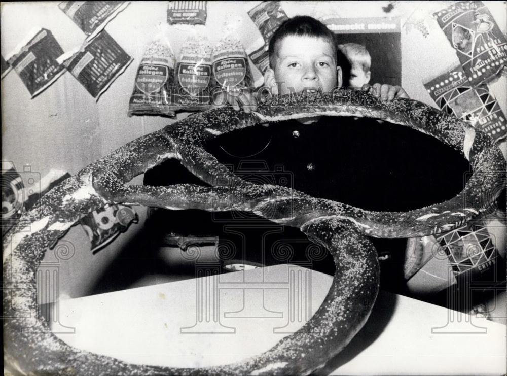 1966 Press Photo giant sweet pretzel. - Historic Images