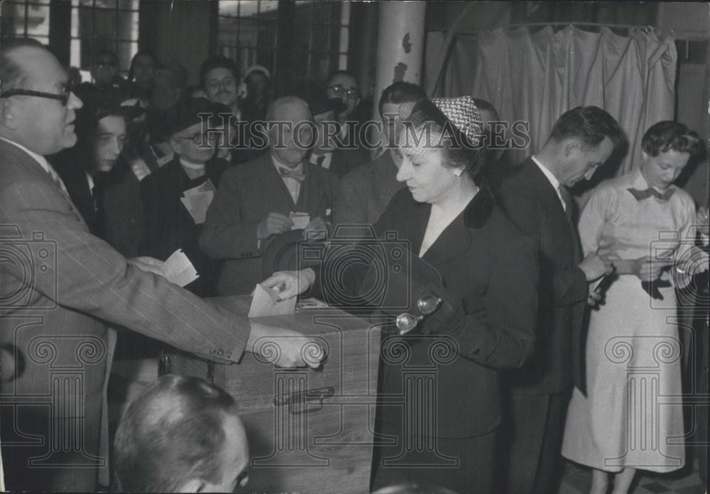 1953 Press Photo Jacqueline Auriol, Relative Of President Of France Votes - Historic Images