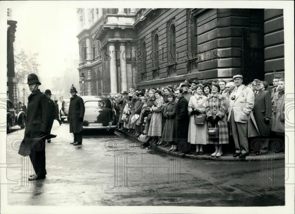 1956 Press Photo Crowd Downing Street Watches Arrivals Cabinet Meeting - Historic Images