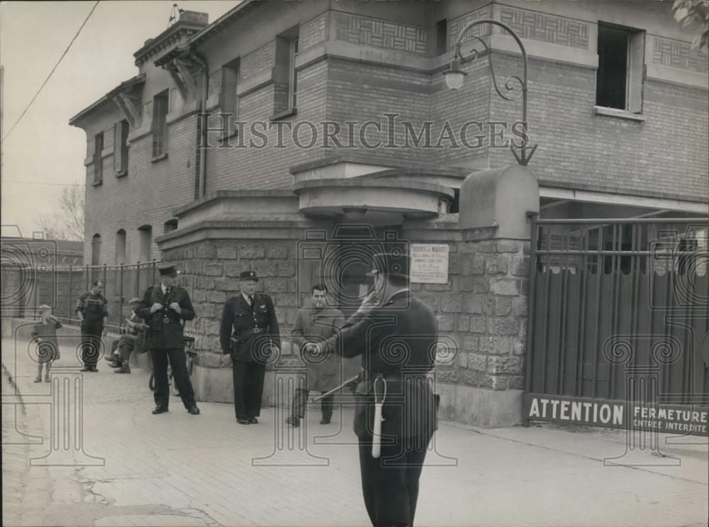 1961 Press Photo Policemen, Paris Area Hospital - Historic Images