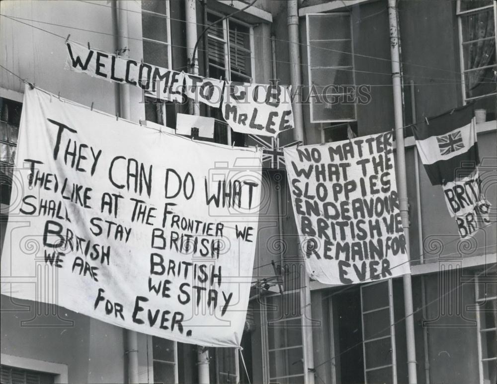 1966 Press Photo Slogans Signs Appear In Gibraltar Support George Brown British - Historic Images