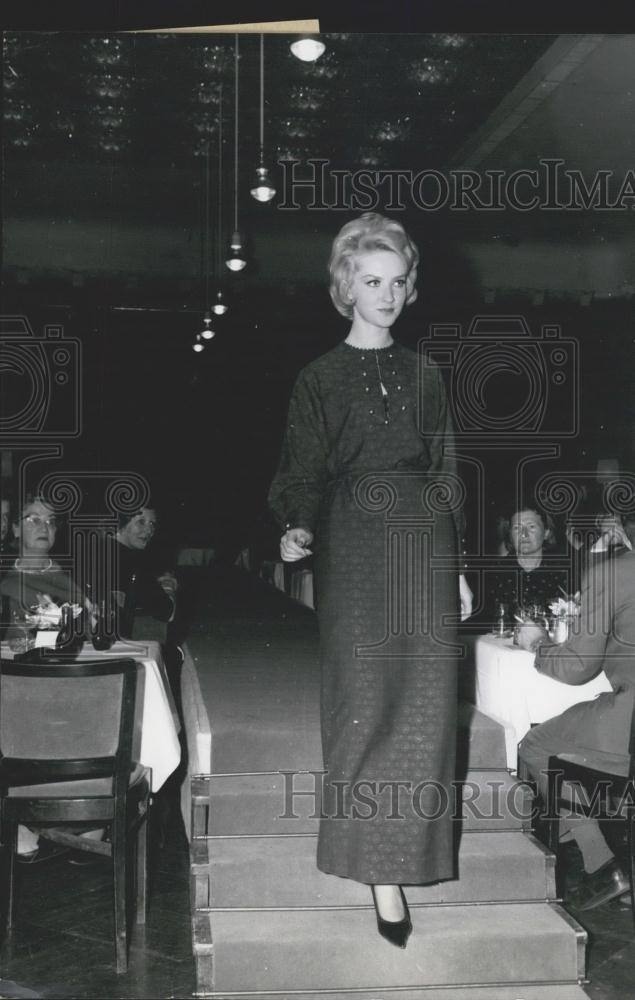 1964 Press Photo Dirndl dress- parade in Munich - Historic Images