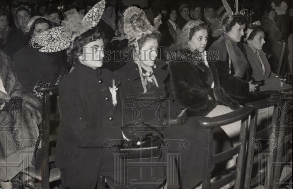 1952 Press Photo Catherines Group Saint Catherine Celebration Paris - Historic Images