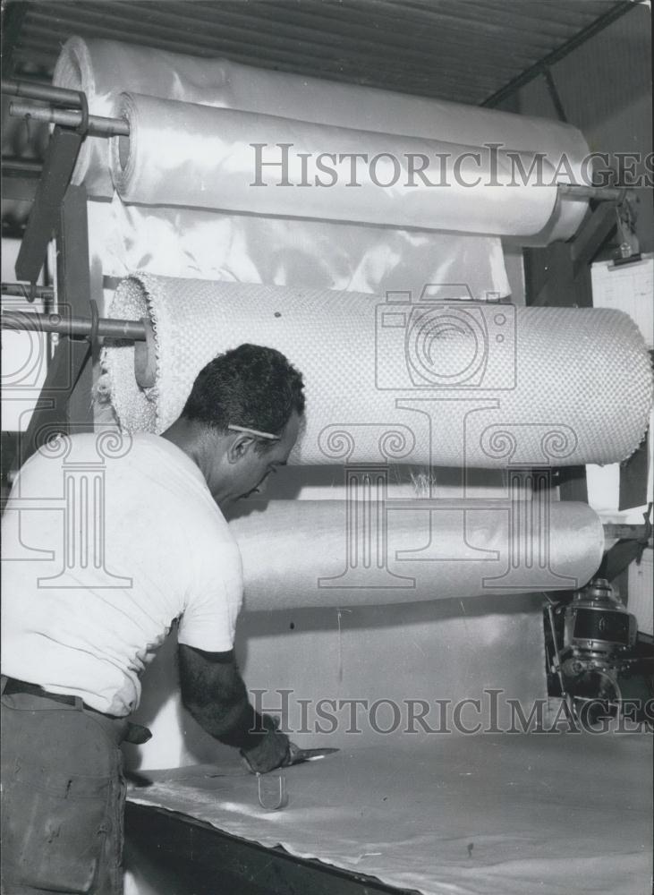 Press Photo North African Immigrant Working In Tel Aviv Textile Factory - Historic Images