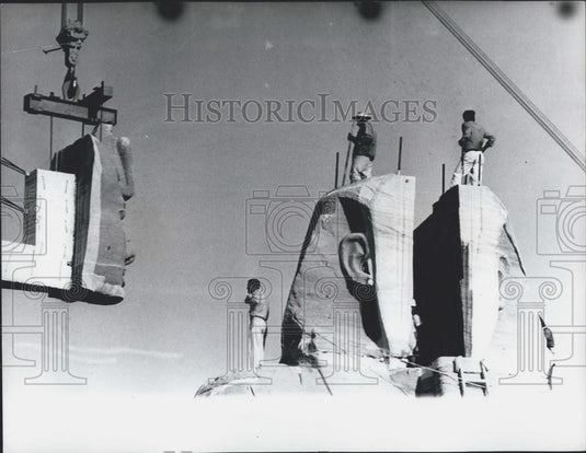 Press Photo priceless carved face of Ramsis is moved by crane to its new positio - Historic Images