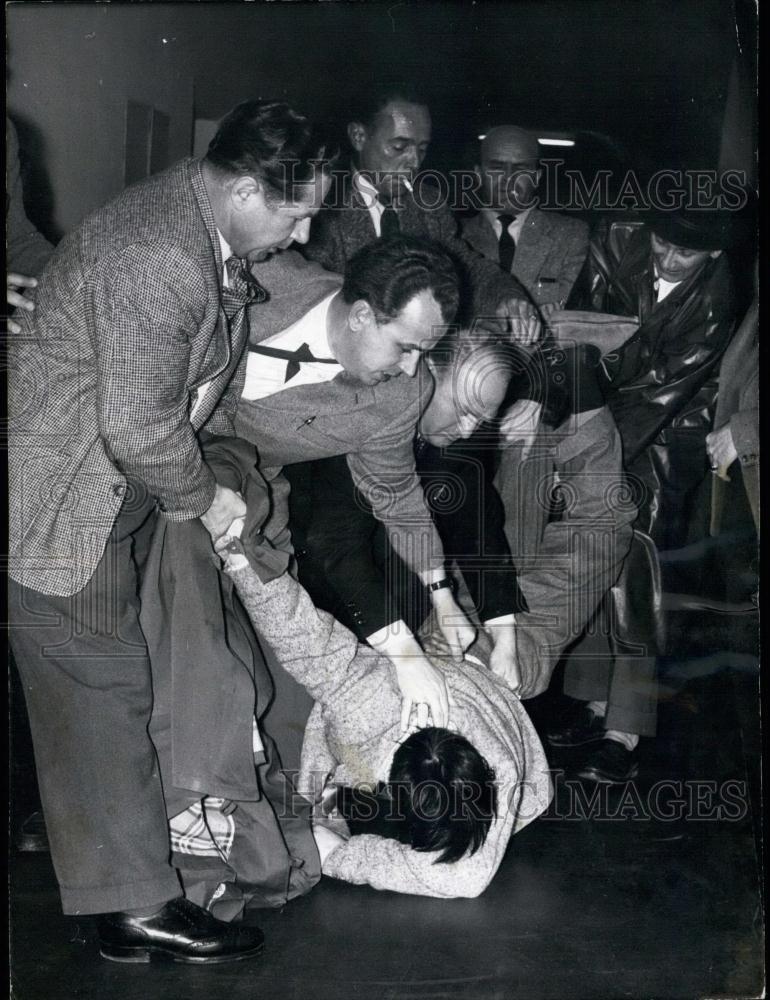 1957 Press Photo Thief Johann K. Caught By Munich Policemen Attempted To Run - Historic Images