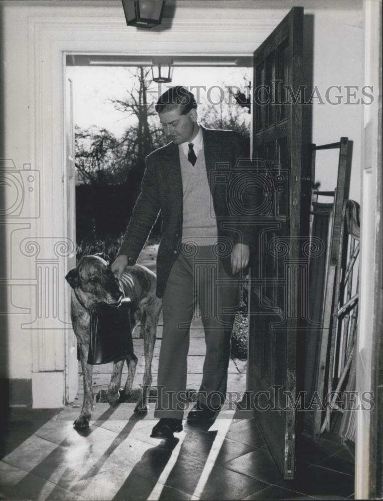 Press Photo A man and a dog - Historic Images