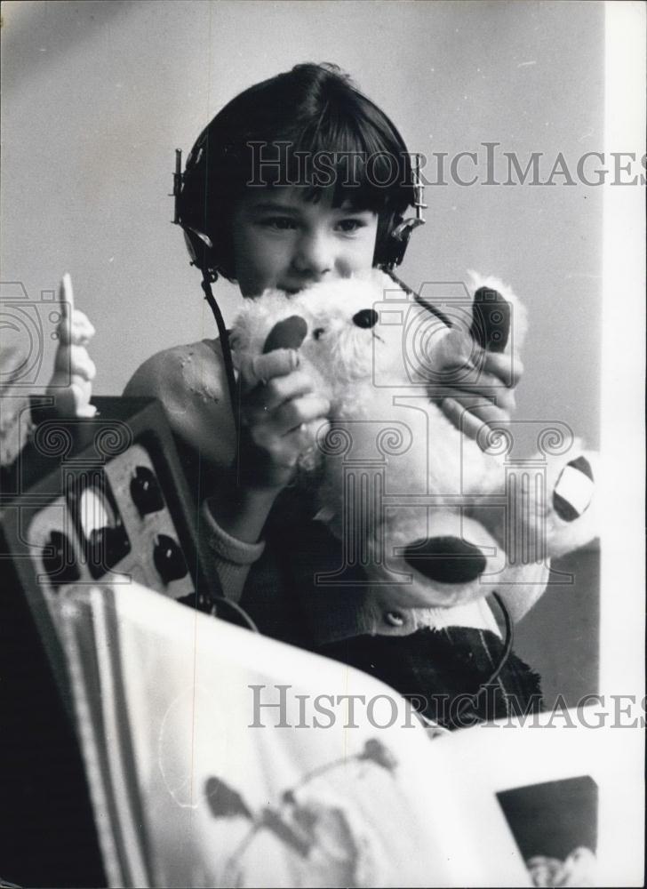 Press Photo Sharon Martin, 6 Listens to Teacher Speaks to her Over Headphones - Historic Images