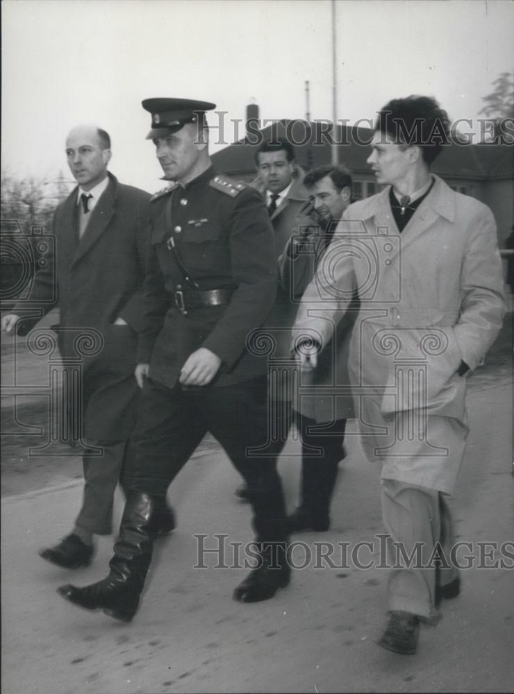 Press Photo A Soviet officer at Berlin checkpoint - Historic Images