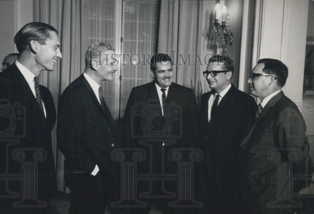 Press Photo Five Men Standing Together Talking - Historic Images