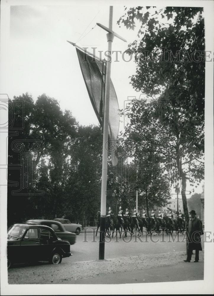 1958 Press Photo London Preps For W German President Dr Heuss_German Flag - Historic Images