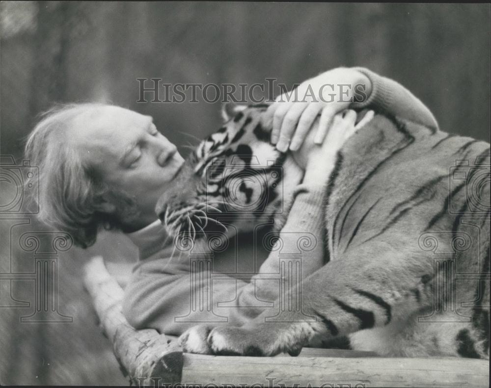 1980 Press Photo John Aspinall With Pet Tiger - Historic Images