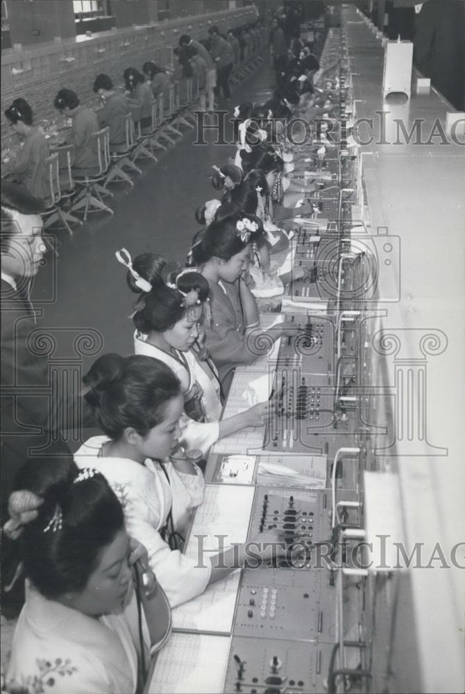 Press Photo The switchboard operators in Toyko - Historic Images