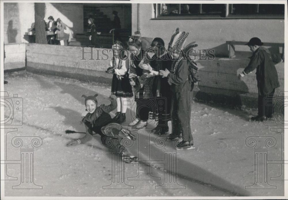 Press Photo Childen DressedIn Costumes In Germany Iceskating - Historic Images