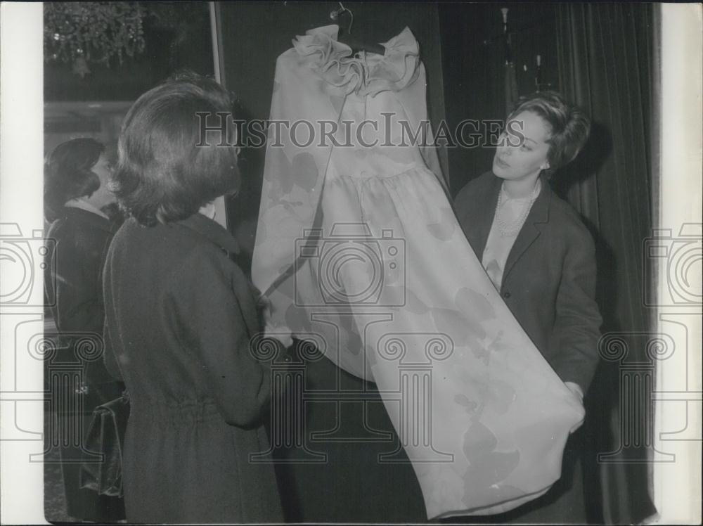 1964 Press Photo Ex-songstress Danielle Dupre at Pierre Cardin's shop - Historic Images