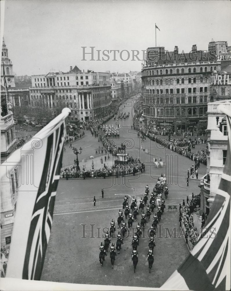 1958 Press Photo President Heuss visits the guildhall. crosses Trafalgar square - Historic Images