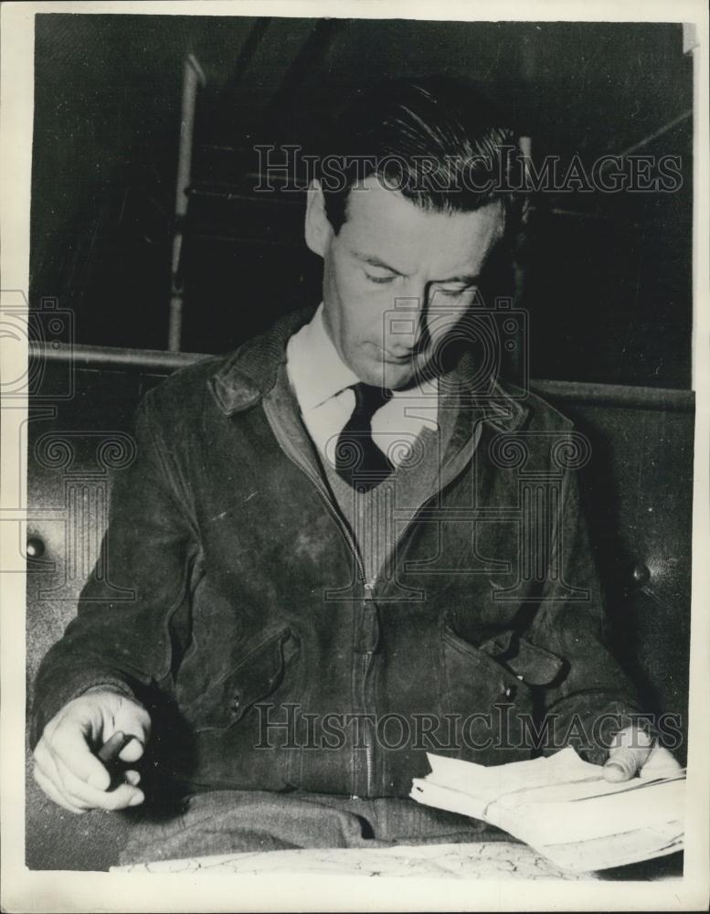 1956 Press Photo Capt Peter Townsend Arrives on Syrian Border During World Tour - Historic Images