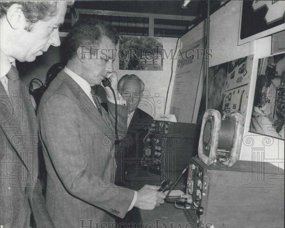 1980 Press Photo Sir Keith Joseph visits Marconi factory Portsmouth - Historic Images