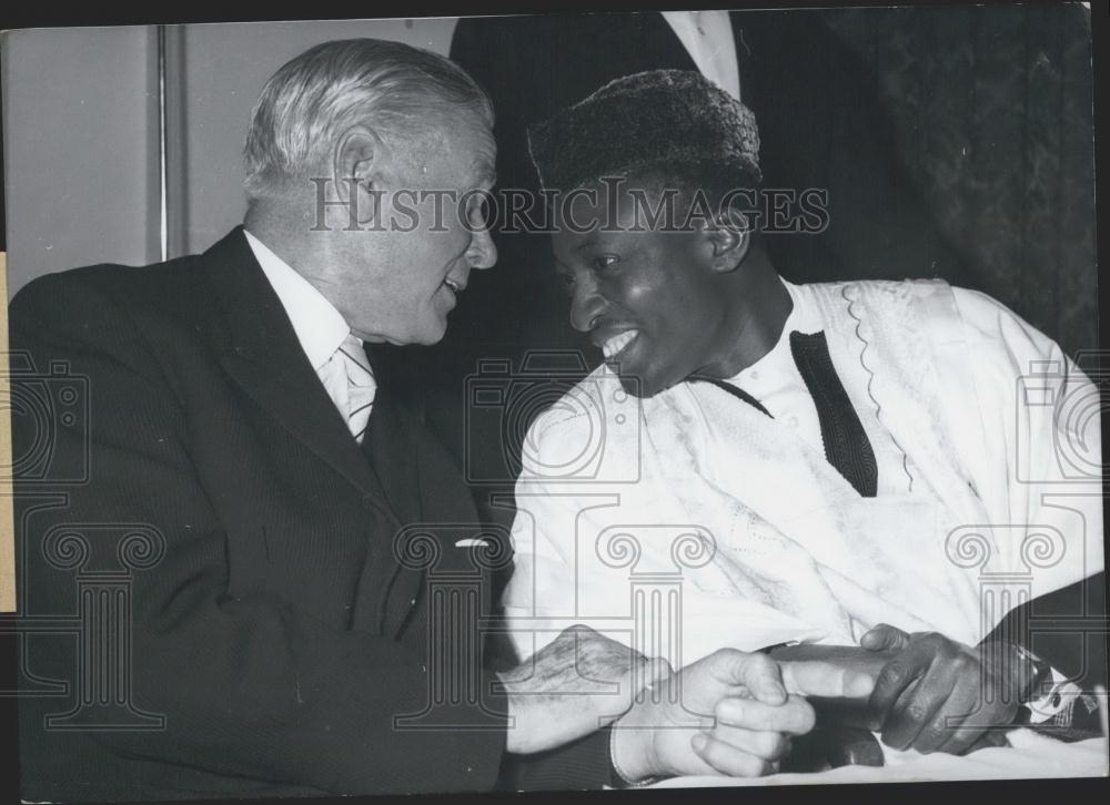 1960 Press Photo of Alhadshi Abdul Maliki of Nigeria w/ Mayor Brauer of Hamburg - Historic Images