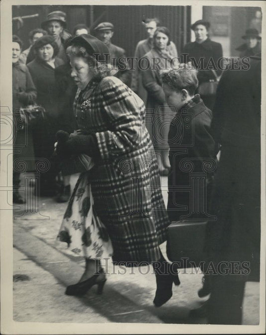 1952 Press Photo Mrs. Bentley and son at the Old Bailey - Historic Images