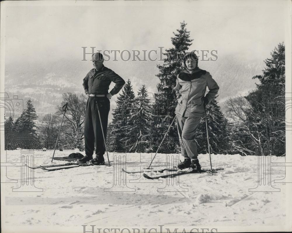 1953 Press Photo Gen And Mrs Ridgeway Skiing In Upper Bavaria - Historic Images