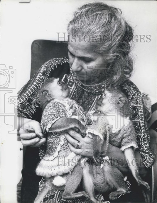 Press Photo Mrs. Bailey. and her monkey's - Historic Images