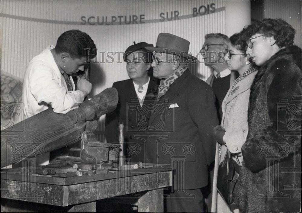 1952 Press Photo Ecole Boulle woodcarver at work in the showroom - Historic Images