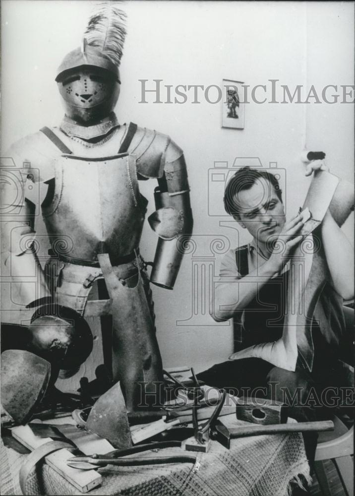 Press Photo Hobbyist Makes Knight Armor - Historic Images