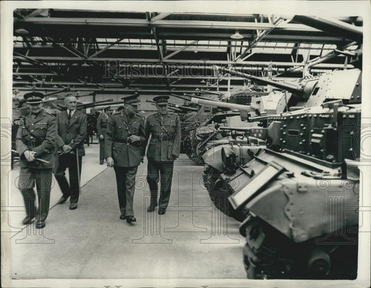 1956 Press Photo Duke Gloucester Visiting Royal Armoured Corps Centre - Historic Images