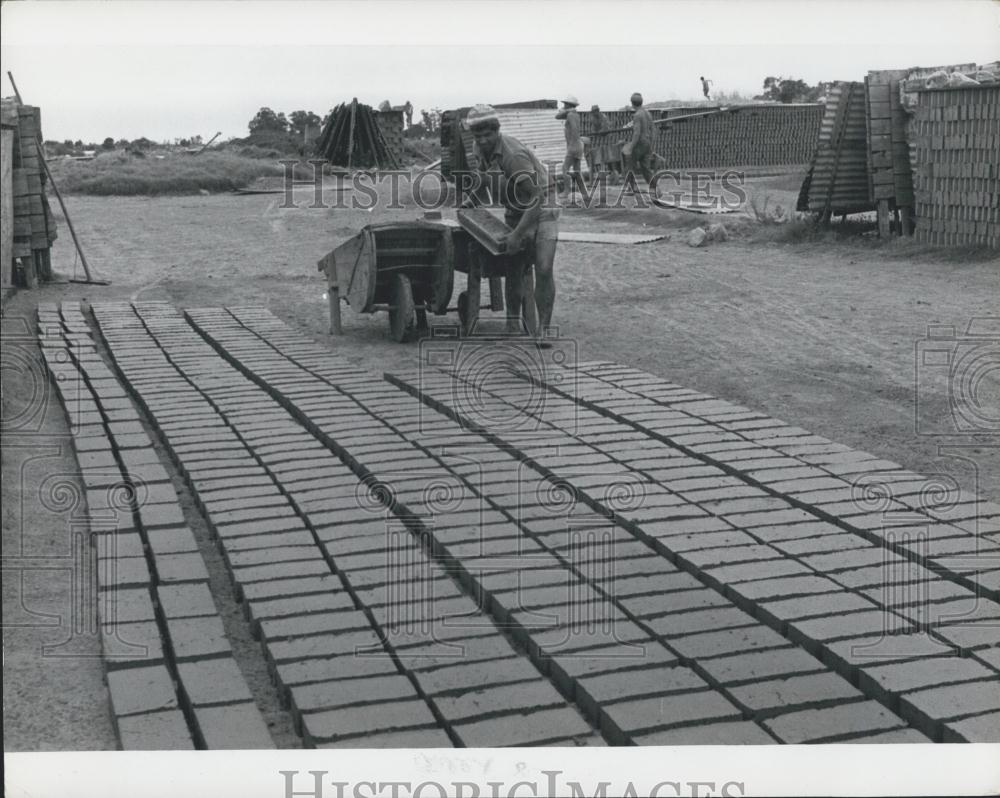 Press Photo Brick Worker Montevideo, Uruguay - Historic Images