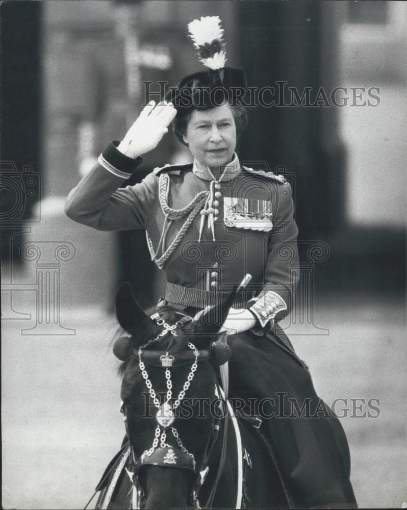 1981 Press Photo The Queen takes the salute at Buckingham Palace. - Historic Images