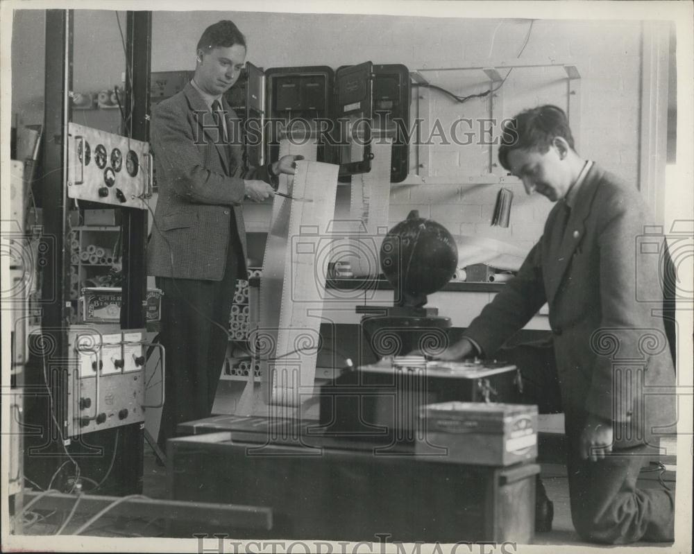 1957 Press Photo British Scientists Tracking The &quot;Red Star&quot; At Cambridge - Historic Images