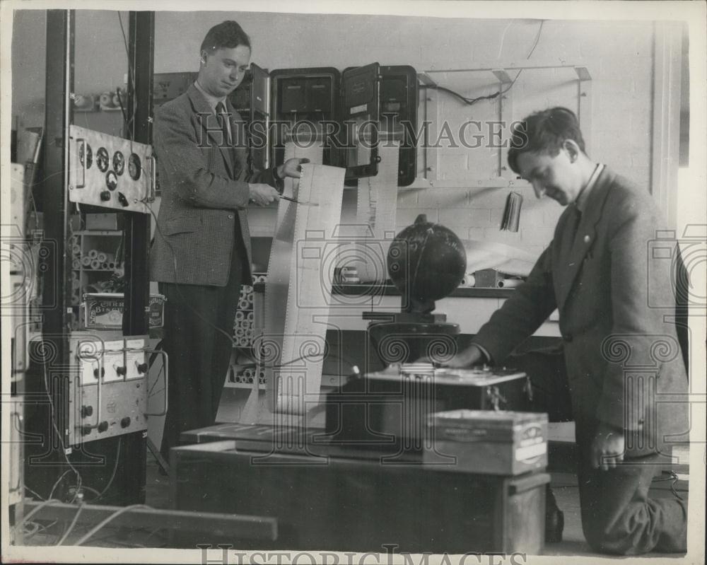 1957 Press Photo British Scientists Tracking The "Red Star" At Cambridge - Historic Images