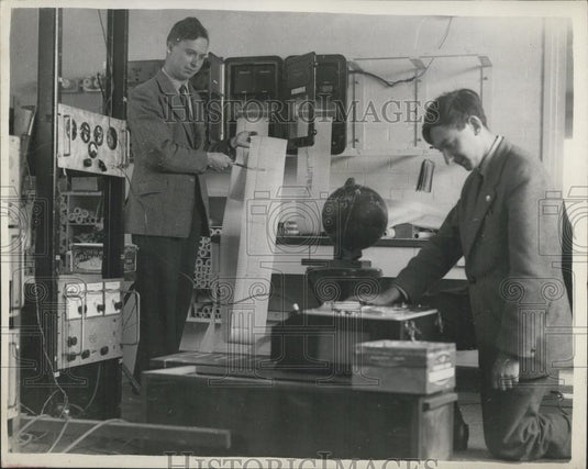 1957 Press Photo British Scientists Tracking The "Red Star" At Cambridge - Historic Images
