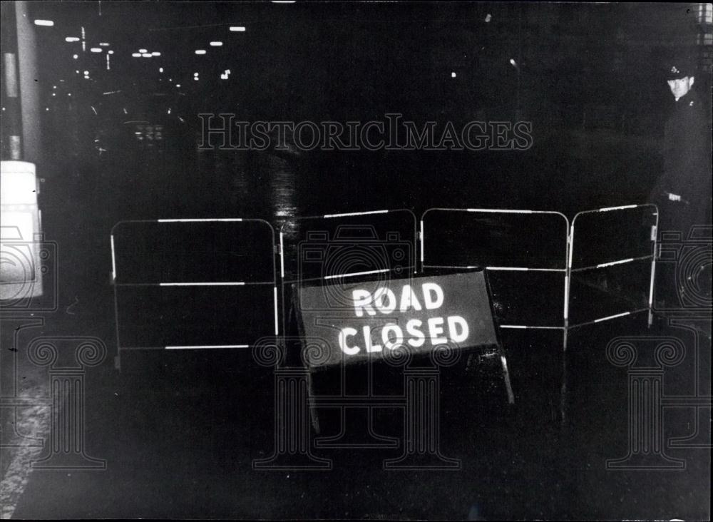 1965 Press Photo Road closed signs due to robbery in the tunnel - Historic Images